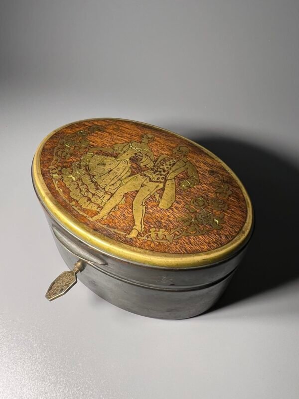 Dėžutė Rokoko stiliaus, antikvarinė, rakinama rakteliu. Žalvaris, bronza, medis. Kaina 126