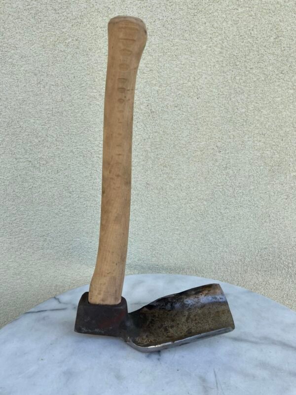 Vedega vienpusė ąžuoliniu kotu, kalviška. Nenaudota. Kaina 63