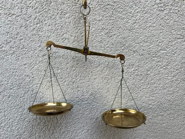 Svarstyklės antikvarinės, žalvarinės, pakabinamos. Kaina 53