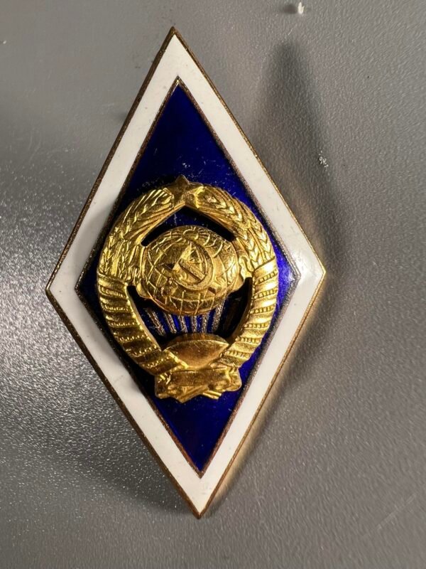 Aukštojo mokslo baigimo ženklelis, rombas sovietinis, tarybinių laikų. Kaina 13