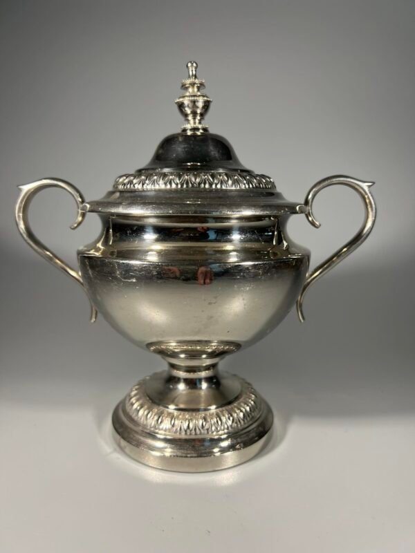 Cukrinė su dangteliu sidabruota, antikvarinė. Kaina 28