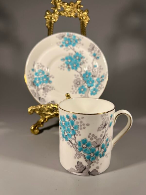 Puodelis su lėkštute porcelianiniai TUSCAN. ENGLAND. Puodelio talpa 150 ml. 9 vnt. Kaina po 17