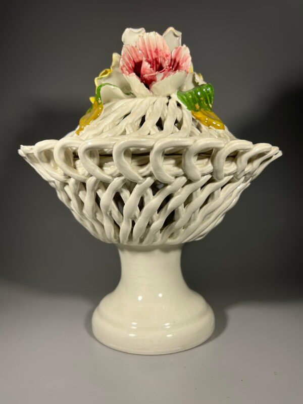 Vaza su dangčiu puoštu gėlėmis porcelianinė, vintažinė. Italija. Aukštis 26 cm. Kaina 38