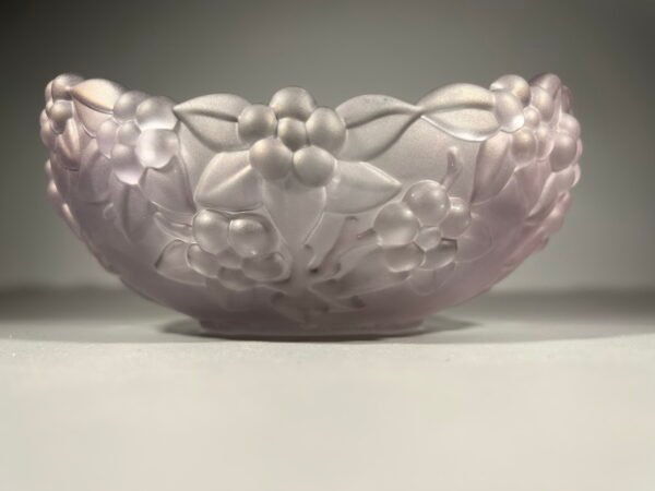 Vaza, saldaininė, sausaininė violetinio stiklo reljefinėmis gėlėmis. Kaina 16