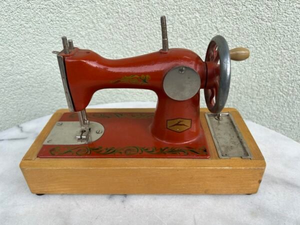 Siuvimo mašinėlė vaikiška, metalinė, tarybinė, sovietinių laikų. Veikianti. Kaina 23