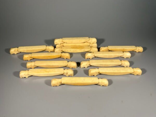 Stalo įrankių atramos antikvarinės pagamintos iš dramblio kaulo, peilių, šakučių laikikliai serviravimui. 12 vnt. Kaina 187