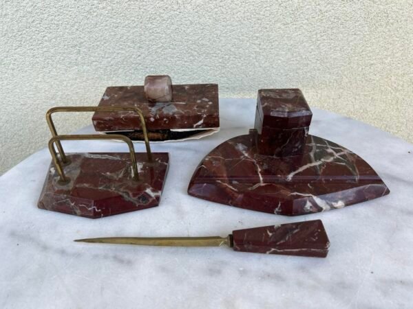 Rašalinė, raštinės reikmenys antikvariniai, tarpukario laikų, raudono marmuro. Rašalinė, prespapje, laiškų stovas bei įrankis laiškams atplėšti. Kaina 93 už viską.