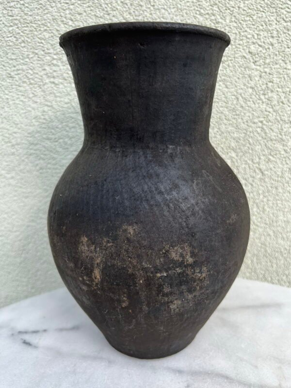 Puodynė molinė, keraminė, juodo molio antikvarinė, liaudiška. Aukštis 26,5 cm. Kaina 56