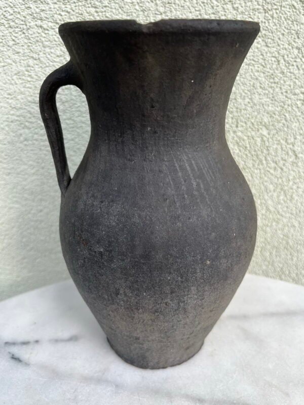 Ąsotis molinis, keraminis, juodo molio antikvarinis, liaudiškas. Aukštis 24 cm. Kaina 53