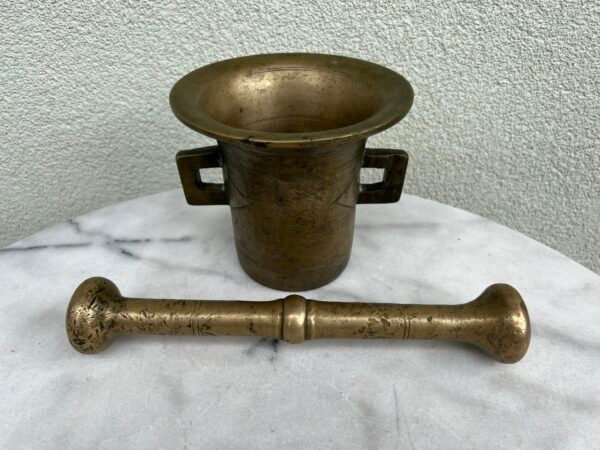 Grūstuvė antikvarinė, bronzinė, stambi. Svoris 4,6 kg. Kaina 88