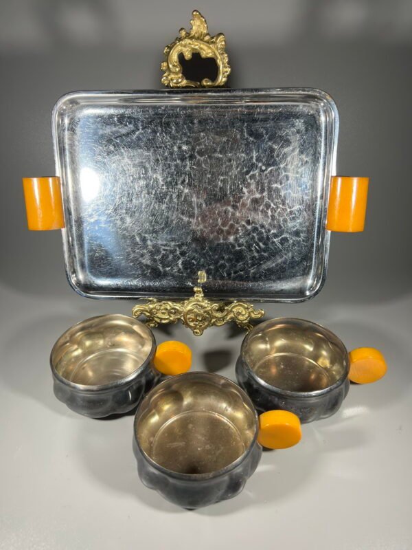 Puodeliai su padėklu Art Deco stiliaus, bakelito rankenomis, antikvariniai. Kaina 63 už viską.