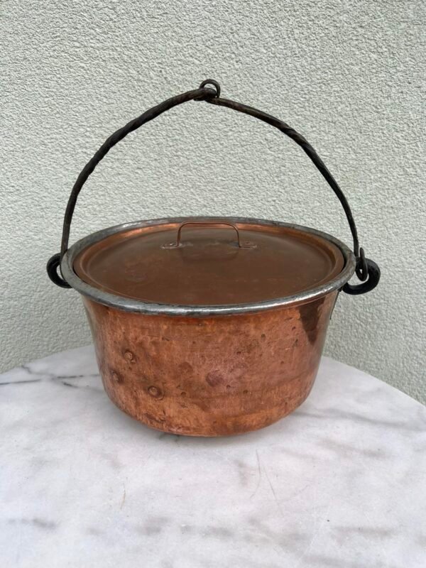 Puodas su dangčiu varinis, kaltinis, antikvarinis. Kaina 48