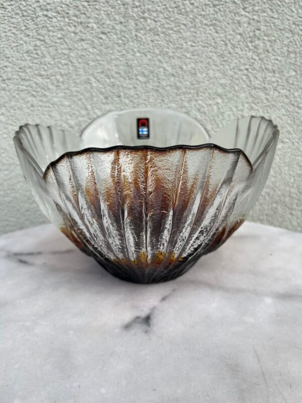 Dubuo, vaza rankų darbo stiklas, Suomija, Pertti Santalahti, "Kasvimaalla", 1970 m., Originali etiketė. Humpilla Hand made in Finland. Kaina 83