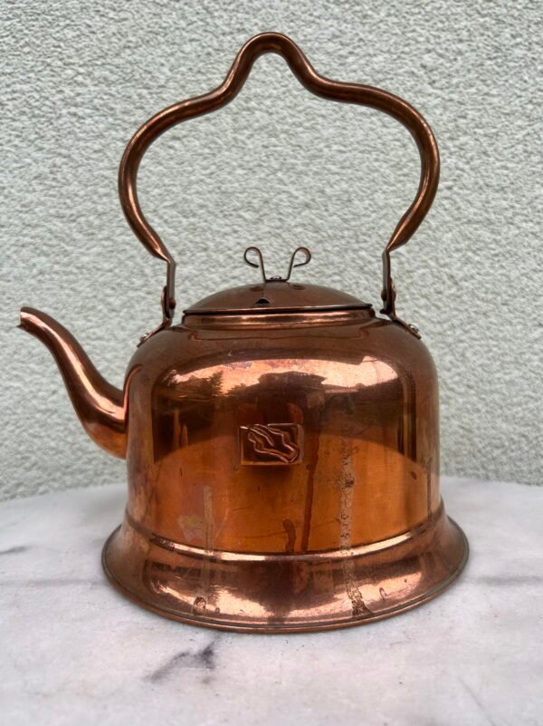 Arbatinukas varinis antikvarinio stiliaus. Vidus švarus. Talpa apie 2 ltr. Kaina 46