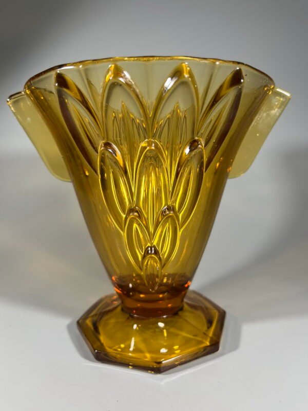 Vaza Art Deco stiliaus, gintaro spalvos presuoto stiklo, antikvarinė, tarpukario laikų. Čekoslovakija. 1930 m. Kaina 53
