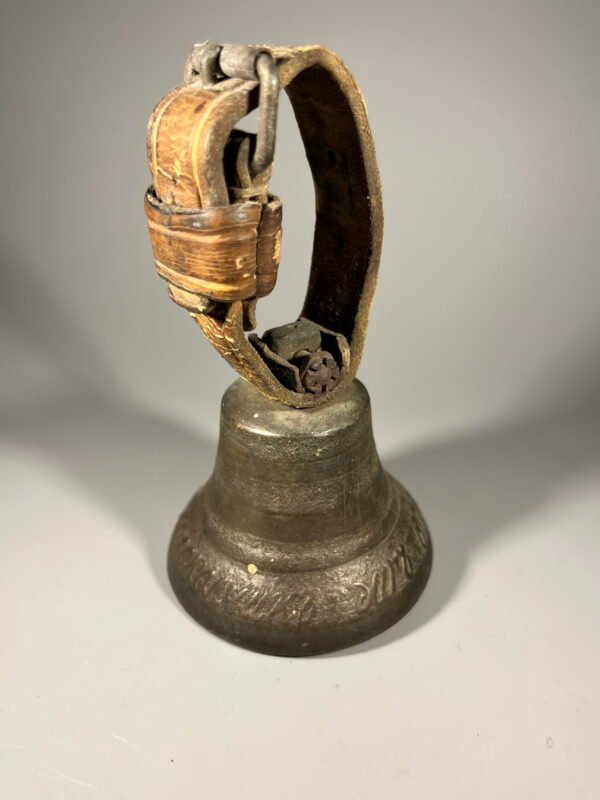 Varpelis su diržu Carinės Rusijos laikų su užrašu: " Колокольчикь Дарь Валдая". Kaina 88