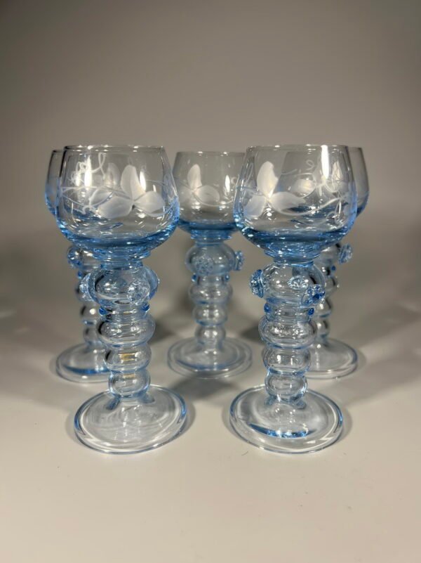 Taurės vynui Remmare Gullaskruf išskirtinio dizaino, melsvos spalvos stiklas, pūsto stiklo ergonomiška kojelė. Talpa 40 ml. Liko 4 vnt. Kaina po 12