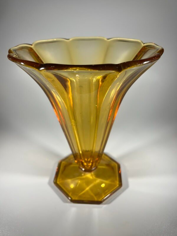 Vaza Art Deco stiliaus, gintaro spalvos presuoto stiklo, antikvarinė, tarpukario laikų. Čekoslovakija. 1930 m. Kaina 63