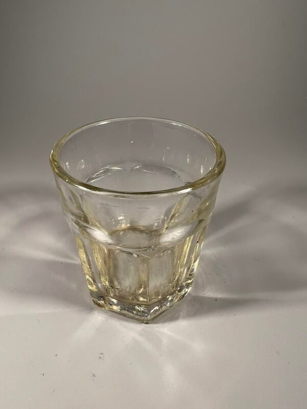 Stikliukas, taurelė tarpukario laikų, antikvarinė, rasta Kaune. Talpa 60 ml. Kaina 27