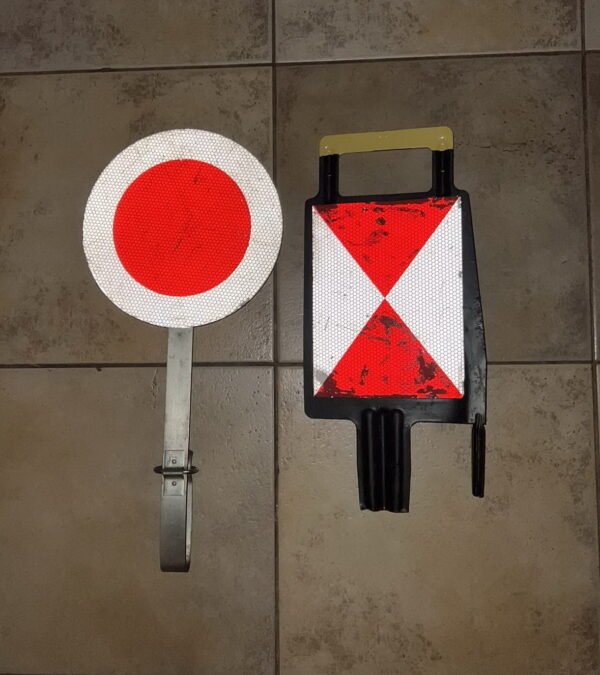 Geležinkelio aptarnavimo priemonės, atšvaitai. 2 vnt. Kaina po 26