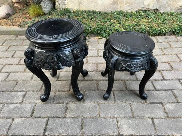 Stoveliai, stovelis mediniai, antikvariniai, drožinėti. Kaina 68 ir 88