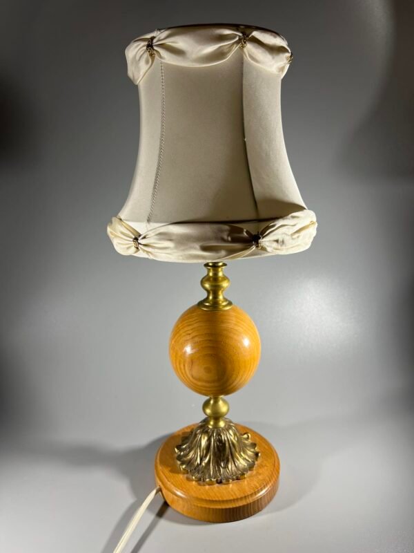 Šviestuvas stalinis, naktinė lempa, puošta medžiu. Veikianti. Kaina 33