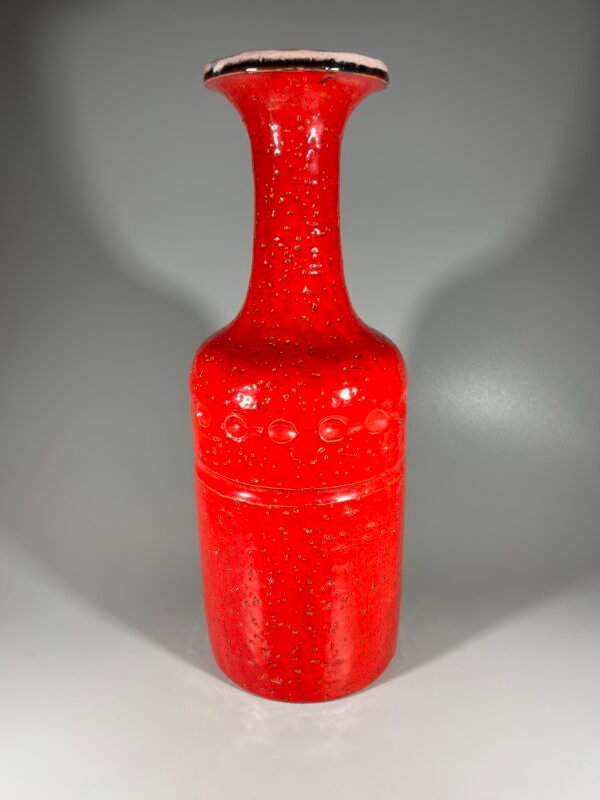 Vaza keraminė, rankų darbo, dengta raudona glazūra, Mid-century modern stiliaus. Aukštis 32 cm. Kaina 43