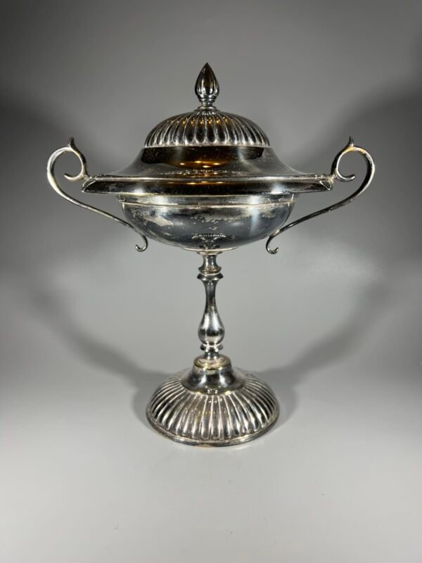 Cukrinė, indas ant kojelės, figūrinėmis rankenėlėmis, sidabruota, antikvarinė. Kaina 58