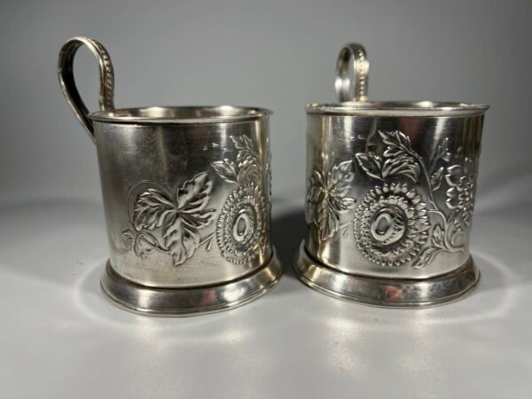 Podstakanikas (Podstakannik), stiklinių laikiklis puoštas reljefinėmis gėlėmis. sovietinis, tarybinių laikų. 3 vnt. Kaina po 23