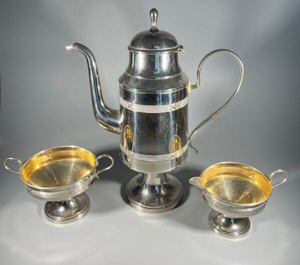 Komplektas trio antikvarinis, sidabruotas, cukrinė, kavinukas/arbatinukas, grietinėlės-pieno indas. Kaina 68