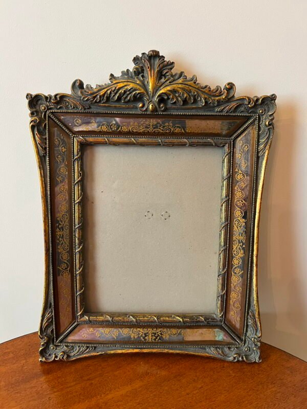 Rėmelis, rėmas su stiklu antikvarinio stiliaus, pastatomas. pakabinamas, pagamintas iš sunkios masės. Kaina 63