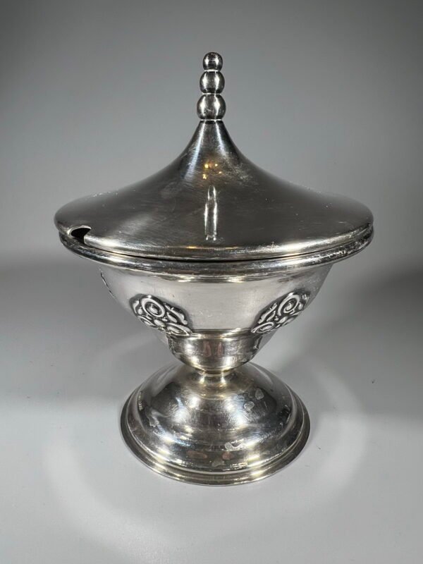 Cukrinė sidabruota puošta ornamentais. Prima Alp. N.S. Kaina 28