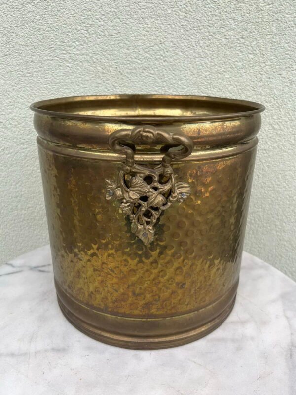 Vazonas gėlėms žalvarinis puoštas ornamentika. Kaina 73