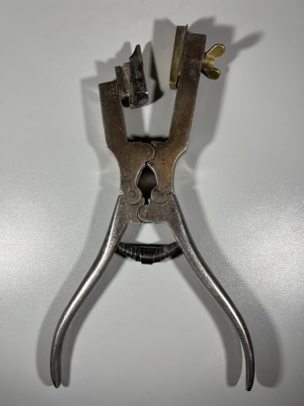 Įrankis kilpoms daryti, antikvarinis, tarpukario laikų. D.R.G.M. Vokietija. Veikiantis. Kaina 53