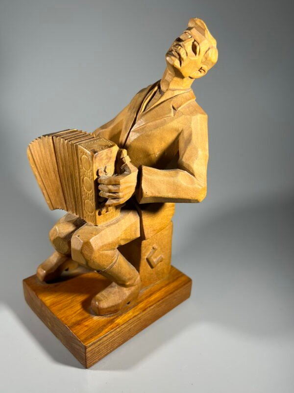 Statulėlė, medžio drožinys lietuviškas Muzikantas. Inicialai: Lietuva AP. Kaina 73