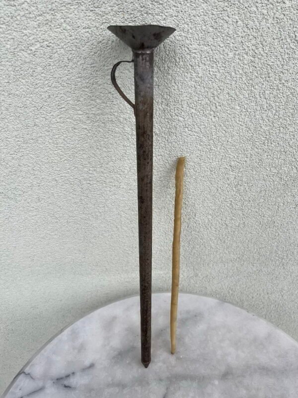 Žvakių liejimo forma skardinė, antikvarinė, lietuviška. Ilgis 50 cm. Kaina 43