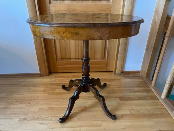 Stalas antikvarinis, medžio masyvo dengtas lukštu, nedidelis valgomojo. Kaina 87