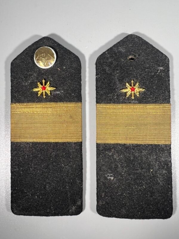 Antpečiai, antsiuvai, pagonai kariški sovietiniai, tarybinių laikų. Kaina 23 už abu.