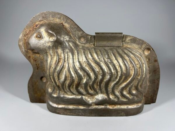 Kepimo forma Avinėlis, metalinė, antikvarinė. Kaina 33