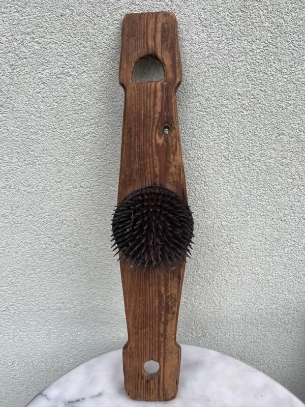 Šepetys linams šukuoti, linų šepetys, šukos - linų šukavimo įnagis medinis, antikvarinis geležiniu šepečiu. 1838 m. Kaina 78