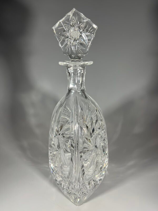 Grafinas krištolinis, tribriaunis, vintažinis. Aukštis 41 cm. Kaina 87