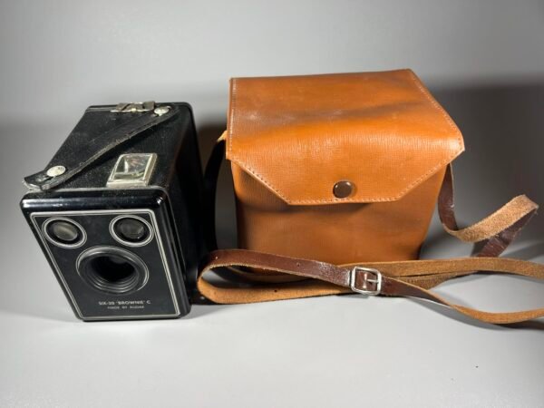 Fotoaparatas su dėklu antikvarinis Six-20 Brownie Model C. Made by Kodak. 1946-1953 m, Kaina 56