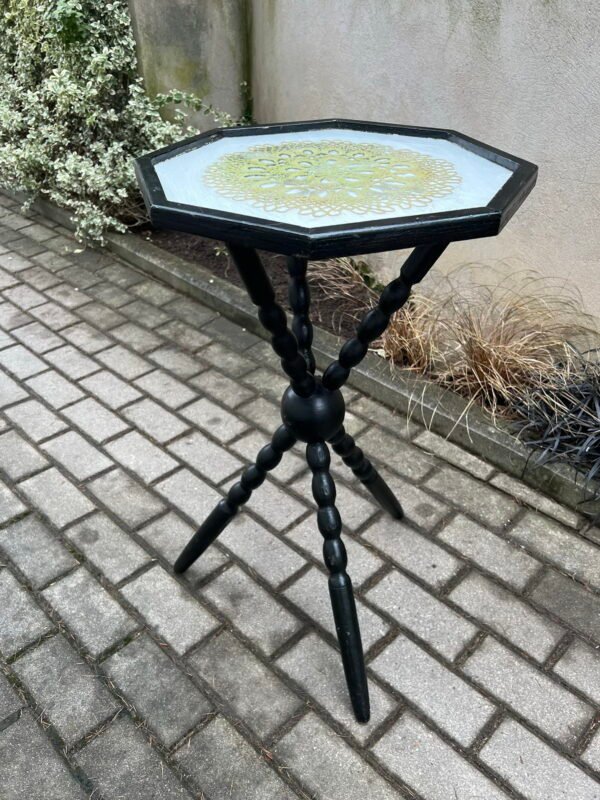 Staliukas nedidelis antikvarinis, medinis trikojis stovelis. Čigoniškas stalas. Tvirtas. Puoštas servetėlė po stiklu. Kaina 88