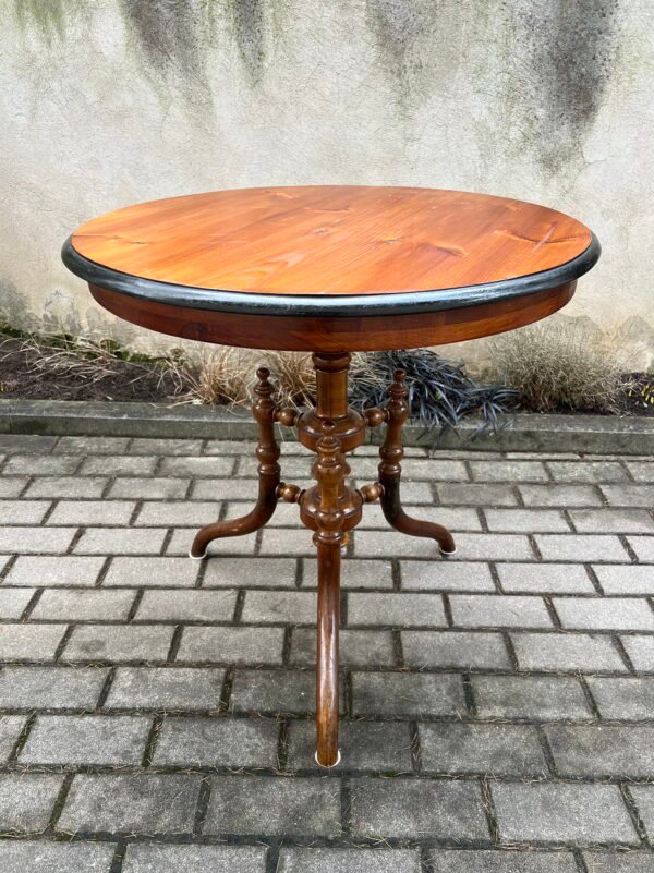 Stalas apvalus, antikvarinis, medžio masyvo, nedidelis valgomojo, tvirtas. Kaina 178