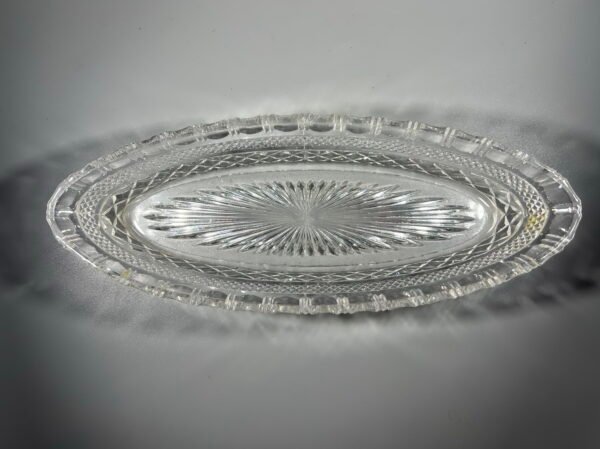 Indas, lėkštė raižyto stiklo, antikvarinė. Aukštis 4, plotis 11, ilgis 28 cm. Kaina 16
