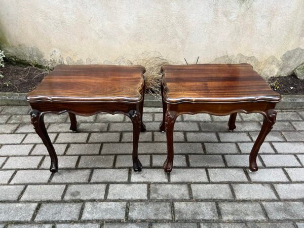 Staliukas nedidelis, stovelis medžio masyvo, palisandro medienos, ypač tvirtas ir stabilus, lempos. LIKO VIENAS. Kaina 83