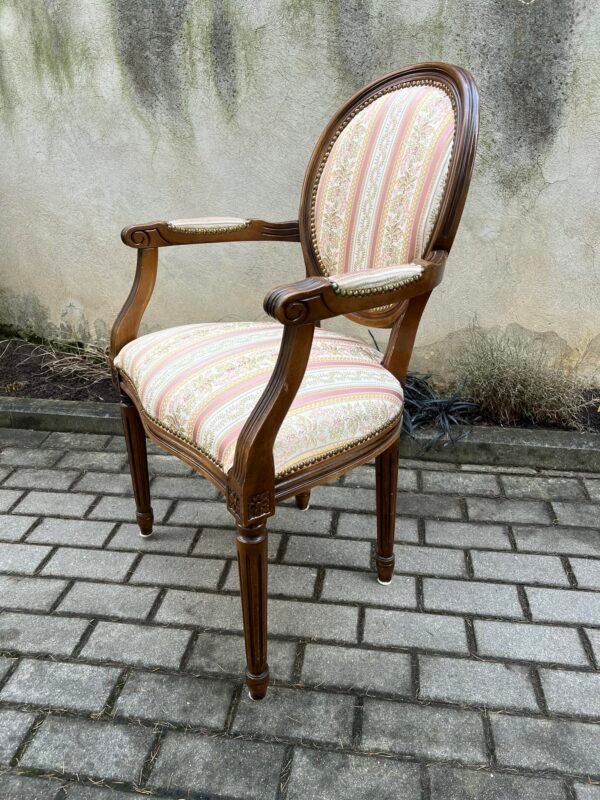 Krėslas, kėdė su porankiais antikvarinio stiliaus. Tvirtas. Kaina 163