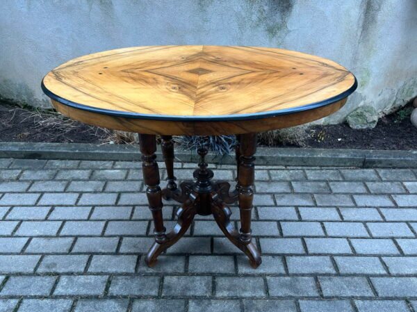 Stalas medžio masyvo, nedidelis valgomojo, antikvarinis, ovalus. Kaina 173
