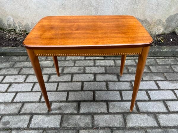 Staliukas nedidelis, stovelis elegantiškas, lengvas ir tvirtas, lempos, kavos. Kaina 58