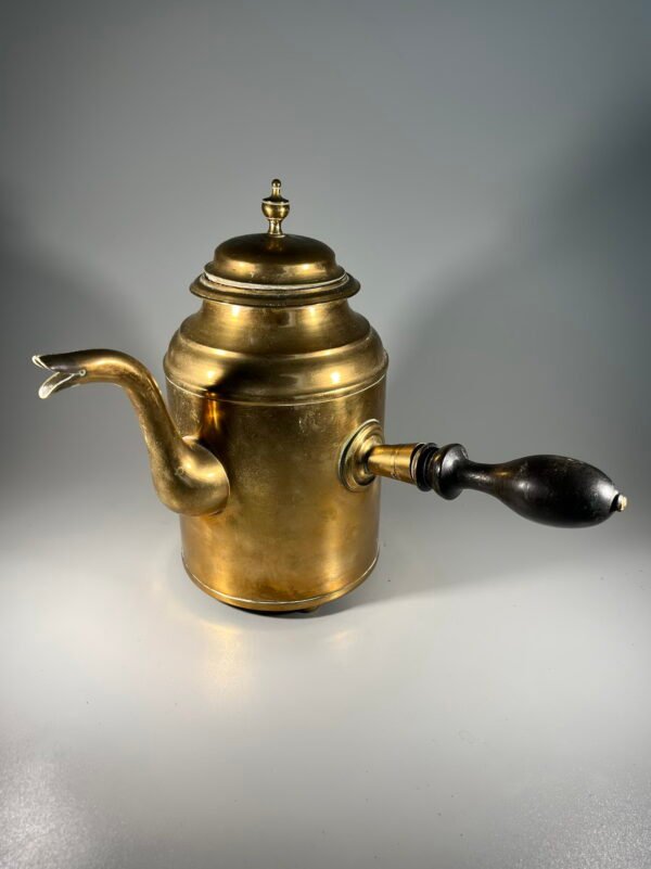 Kavinukas žalvarinis, antikvarinis medine rankena. Dizaineris Nilsas Petteris Lindbergas dirbo 1843-1883 m. Sundsvalyje, Švedija. Aukštis 26 cm. Kaina 58